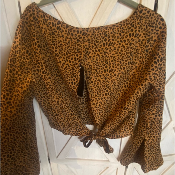 Women Leopard Bell Sleeve Crop Top_Blouse_Medium - Picture 5 of 7